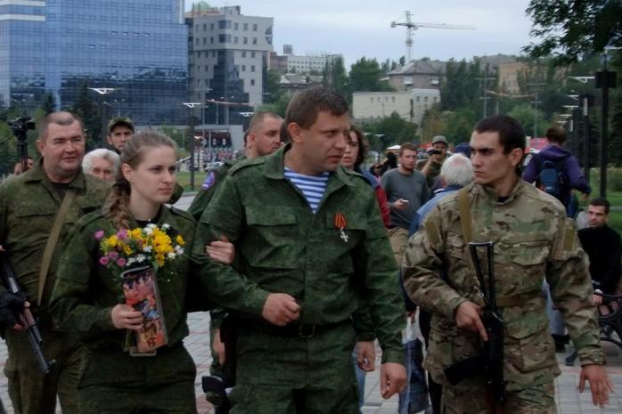Александр Захарченко (в центре), фото: «Яндекс.Новости»