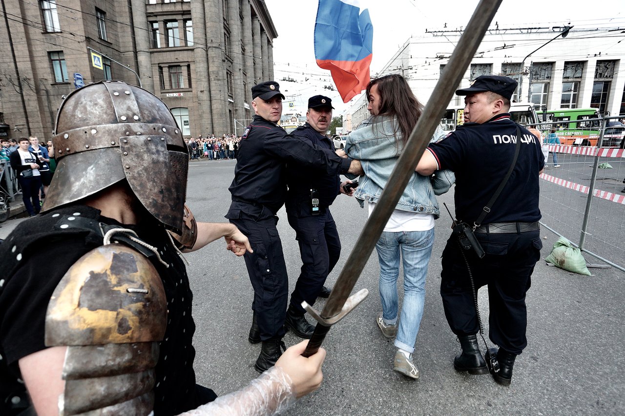 Участник митинга в латах, его впоследствии тоже задержали (Санкт-Петербург), фото: Meduza