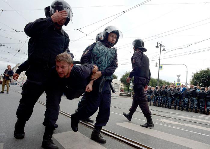 Затримання демонстранта у Санкт-Петербурзі, фото: Meduza