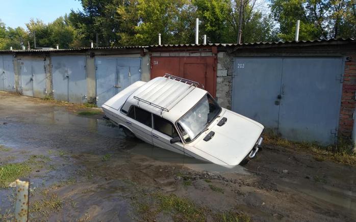 Машина утонула в грязи. Фото: Aleks Nelipa в Facebook