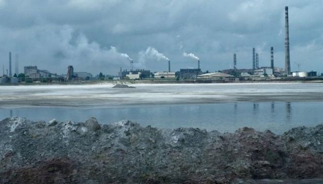 Діяльність заводу «Кримський титан» вважають причиною екологічної катастрофи в Криму, фото: «Укрінформ»
