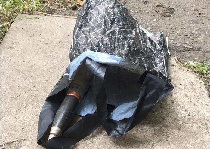 Найденный под окнами снаряд, фото - Национальная полиция