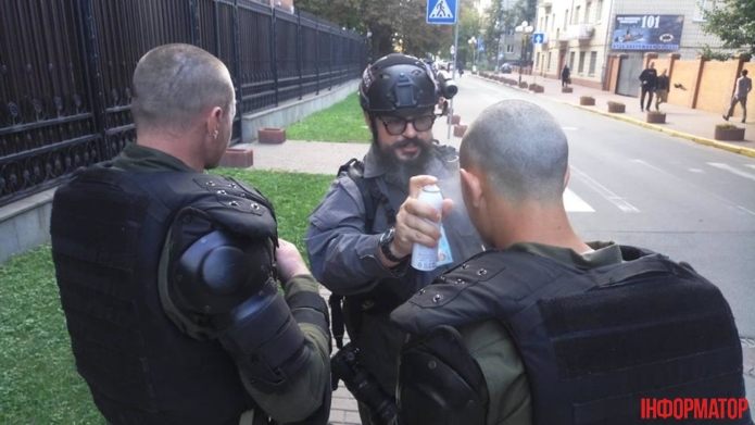 Журналист оказывает помощь пострадавшим силовикам, фото "Информатор"