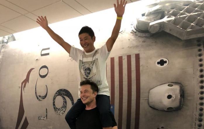 Илон Маск и Юсаку Маезава. Фото: Twitter/SpaceX
