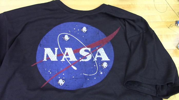 Футболка з логотипом NASA, фото: YouTube