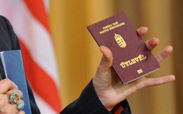 Угорський паспорт. Фото: zik.ua