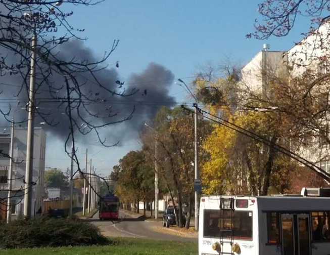 Столб черного дыма над кислородным заводом напугал киевлян (ФОТО)