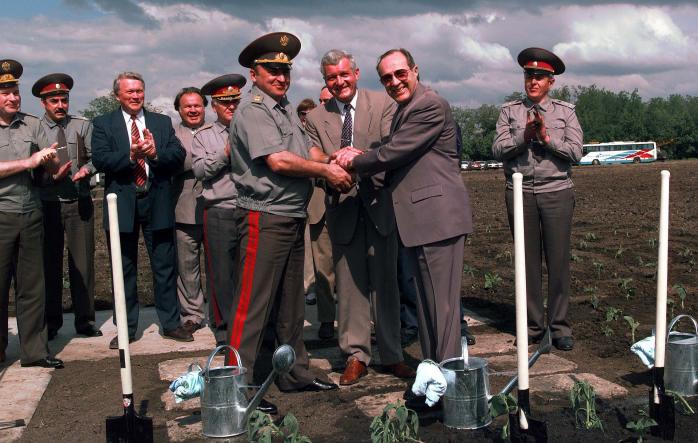 Министр обороны РФ Павел Грачев, министр обороны Украины Валерий Шмаров (в центре) и министр обороны США Уильям Перри, 4 июня 1996 года, фото: «Википедия»