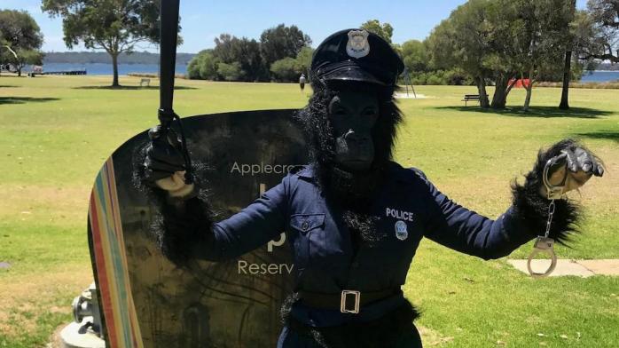 Активистка в костюме обезьяны-полицейского, фото: The West Australian