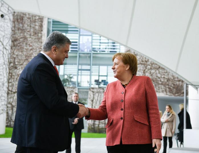 Меркель Порошенко: Минские соглашения - единственный путь, которым мы можем идти