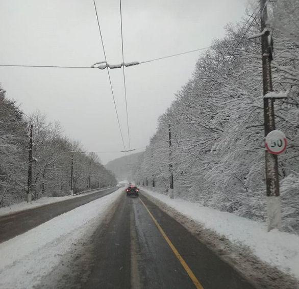В Крыму в горах выпал снег. Фото: Twitter