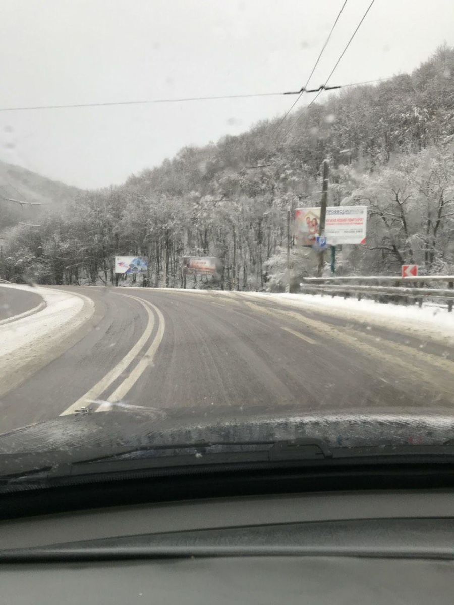 В Крыму в горах выпал снег. Фото: Twitter