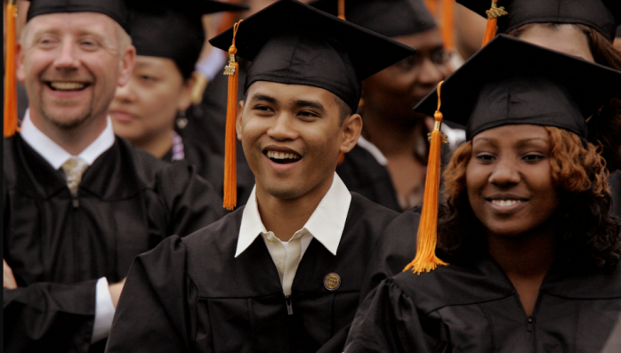 У США мільярдер сплатив борги за навчання 400 студентів. Фото: share.america