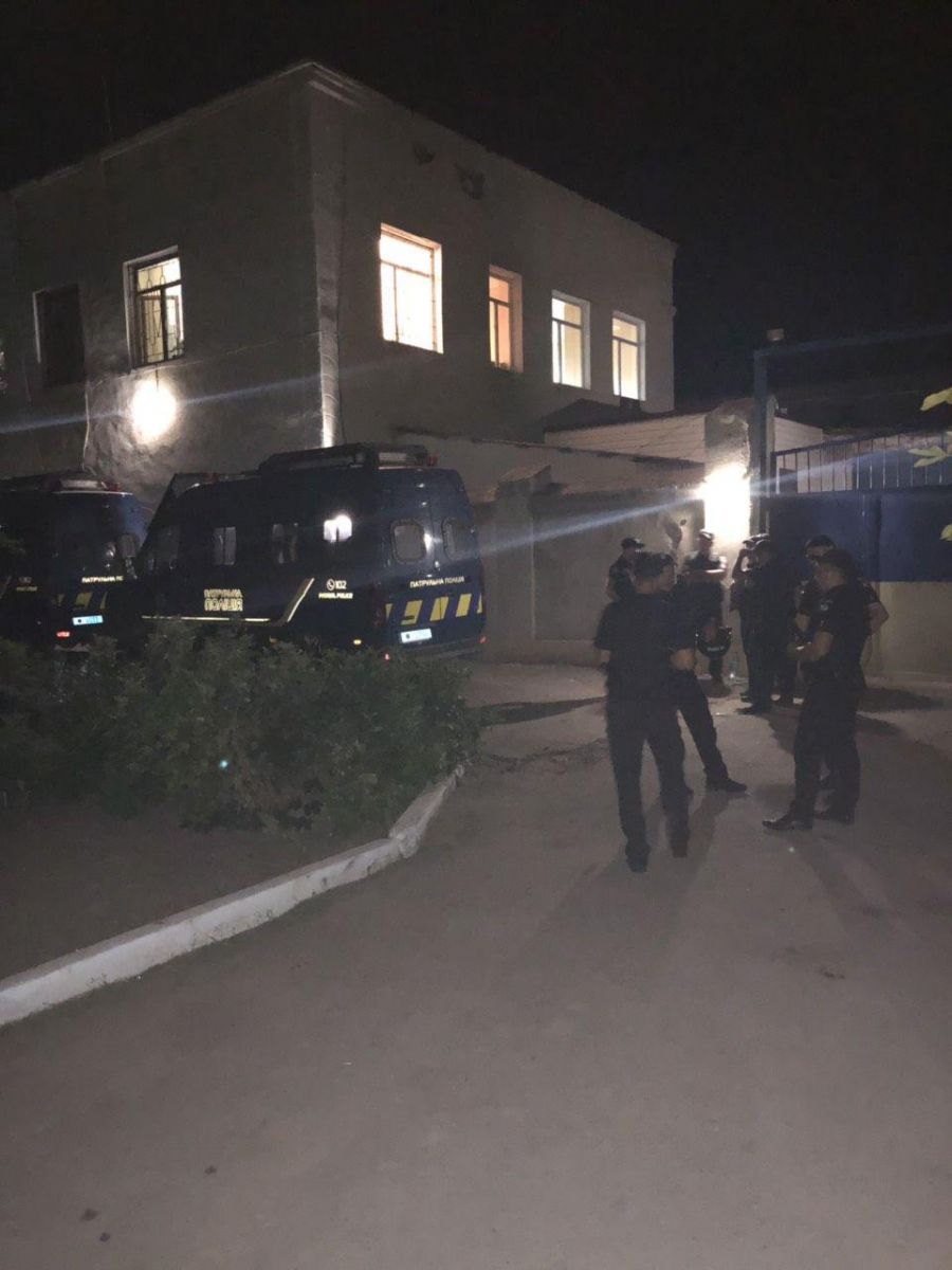 Подозреваемого в убийстве девочки охраняет полиция. Фото: Autoмаяк Одессы