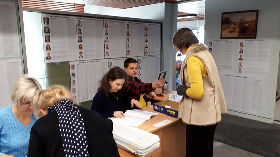 Голосування за кордоном: в Австралії вже завершилося голосування, явка склала лише 4%. Фото: посольство України в Австралії