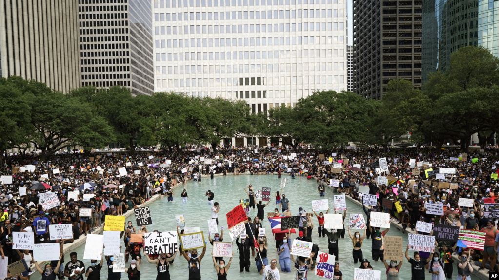 Протести у США, день дев’ятий: 10 тис. арештованих, комендантська година та поліція на колінах 