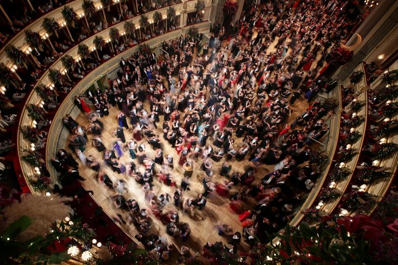 Австрия. Люди танцуют на церемонии открытия традиционного Венского бала / февраль 2020 / Reuters