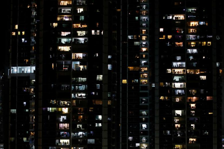 Сингапур. Жители многоэтажек поют вместе в знак уважения к медработникам во время пандемии коронавируса / апрель 2020 / Reuters