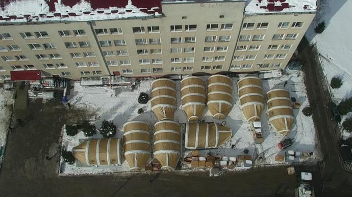 COVID-вспышка на Прикарпатье – мобильный госпиталь развернули под открытым небом. Фото: Facebook