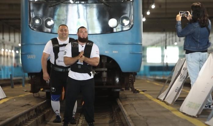 Рекорд із перетягування потягу метро встановили в Україні. Скріншот з відео