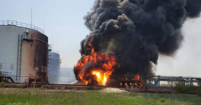 На Луганщині горить нафтопереробний завод, фото: Луганська ОВА