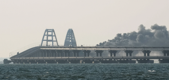 Пропускна здатність Кримського мосту значно знижена, проїзд дозволили тільки легковикам