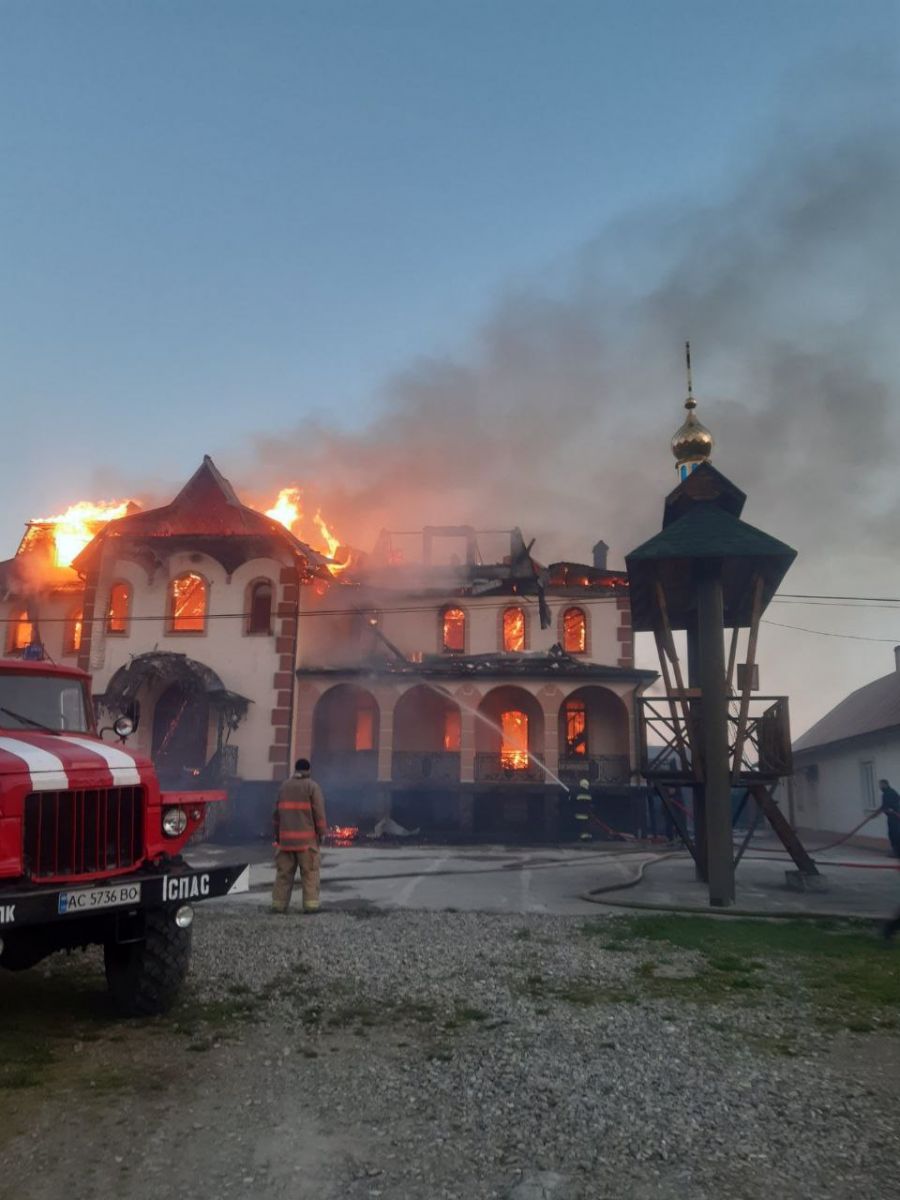 На Буковині вночі спалили храм УПЦ МП