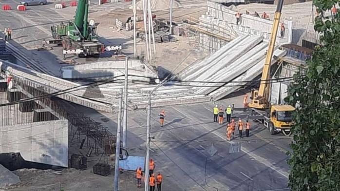  В Киеве упал Дегтяровский мост 