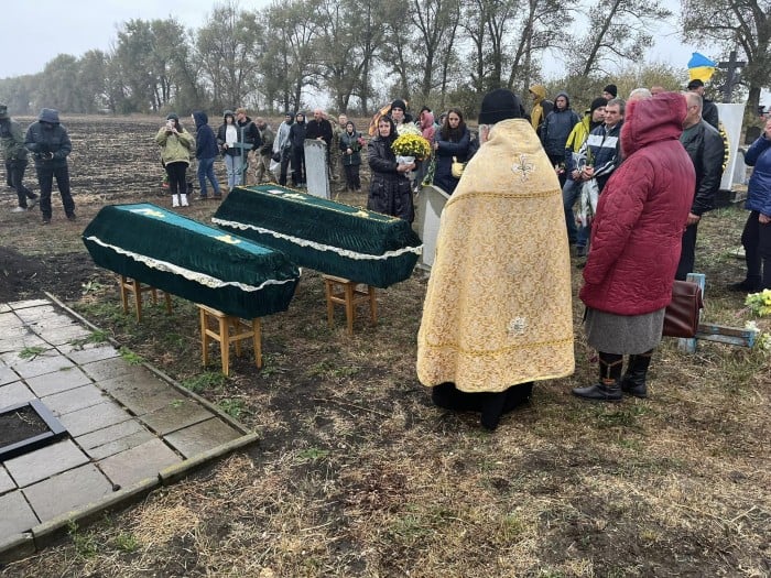 Поховання жертв ракетного удару по селу Гроза, фото: Андрій Канашевич