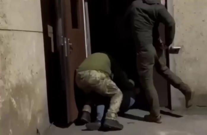 Военные силой затягивают мужчину в помещение – во Львовском ТЦК начали проверку