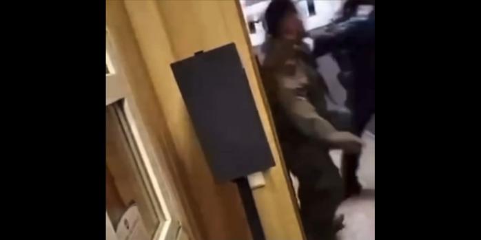 Фрагмент видео инцидента в Шевченковском отделении полиции