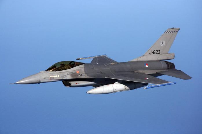 Стала известна версия F-16, предоставленная Нидерландами для тренировок украинских пилотов в Румынии