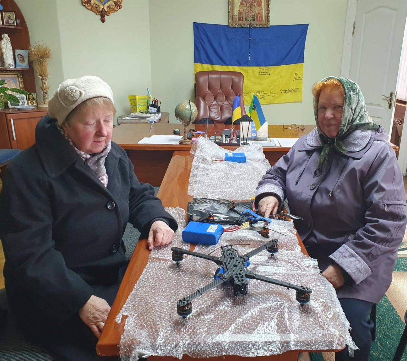 Пенсіонерки придбали дрони-камікадзе для ЗСУ. Фото: Рожнятівська селищна рада