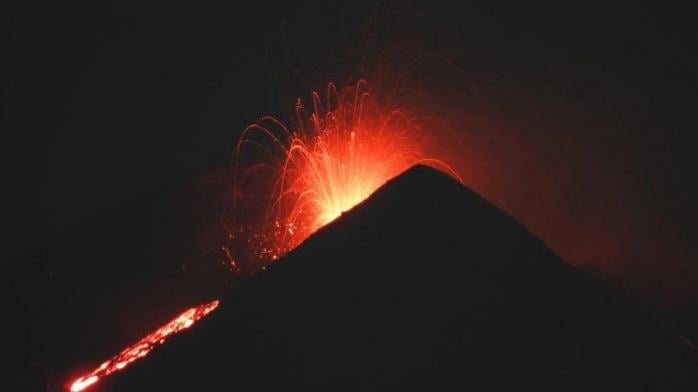 Этна проснулся – фонтан лавы поднялся на 4,5 км над уровнем моря 