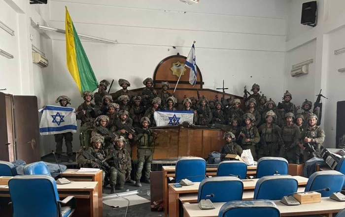 Ізраїльські військові у, ймовірно, будівлі парламенту Гази, фото: соціальні мережі