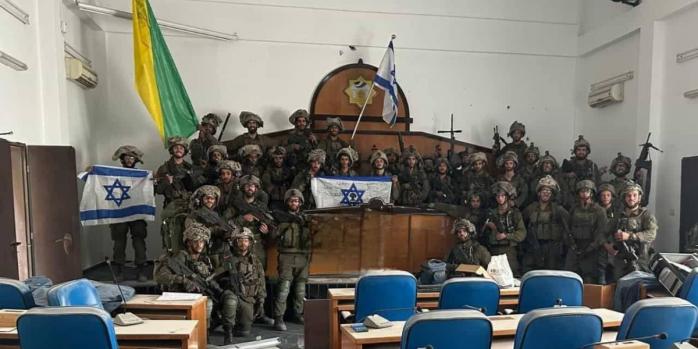 Израильские военные в, вероятно, здании парламента Газы, фото: социальные сети