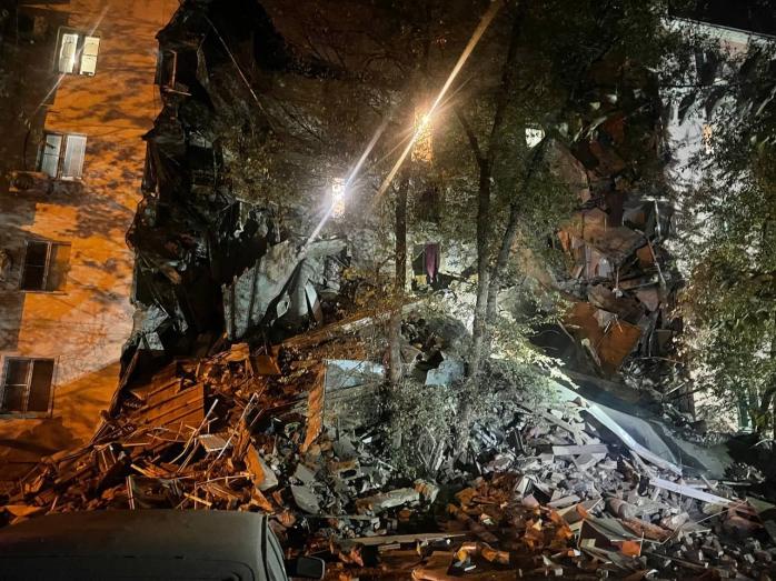 В російській Астрахані впали два під'їзди п'ятиповерхівки, підозрюють підмив фундаменту стоками