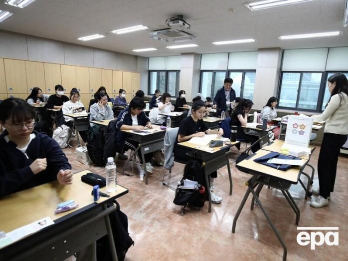 Заради абітурієнтів у Південній Кореї заборонили зліт і посадку літаків на час іспиту