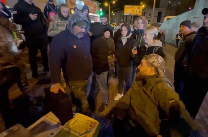 Силовики пришли с обыском к псевдоволонтерам, собиравшим деньги у метро в Киеве
