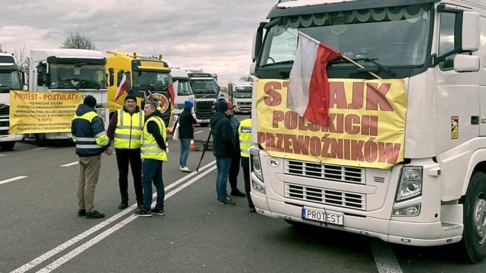 Забастовка польских перевозчиков - фуры поехали на словацкую и венгерскую границы