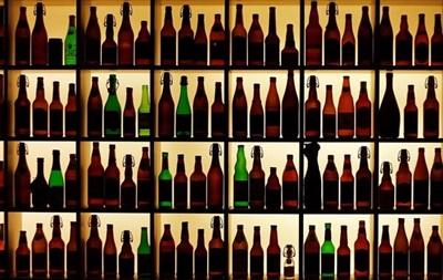 Податки в Україні: Кабмін пропонує підвищити ціни на алкоголь, найбільше може подорожчати вино