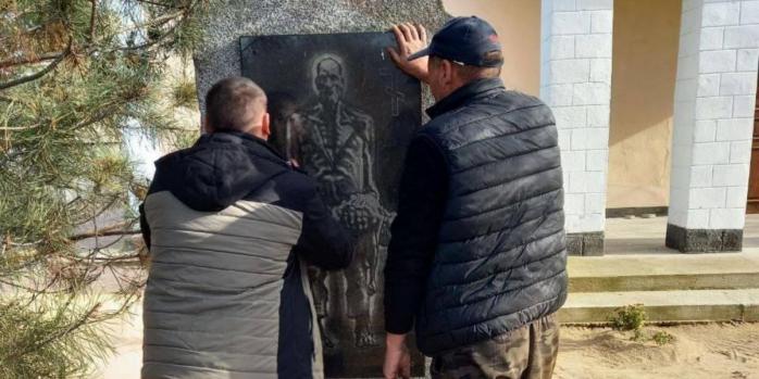 Знищення пам’ятника жертвам Голодомору у Новій Каховці, фото: Вадим Поздняков