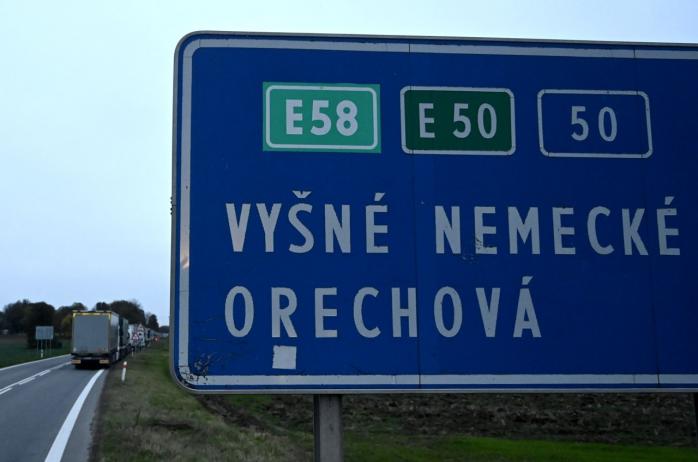  Несколько десятков украинских водителей перекрыли дороги в Польше