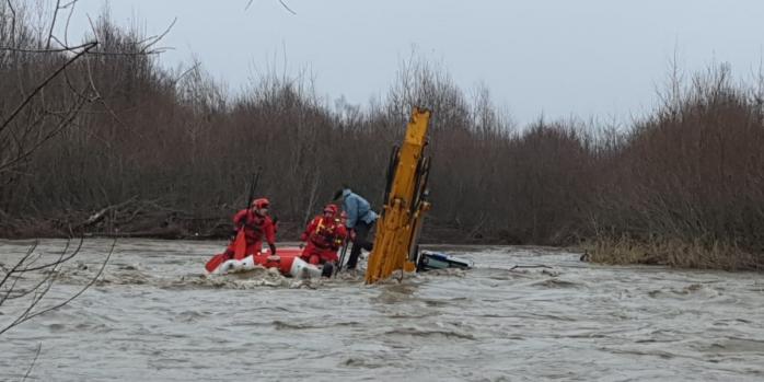 На Прикарпатье людей спасли с упавшего в реку трактора фото: ГСЧС