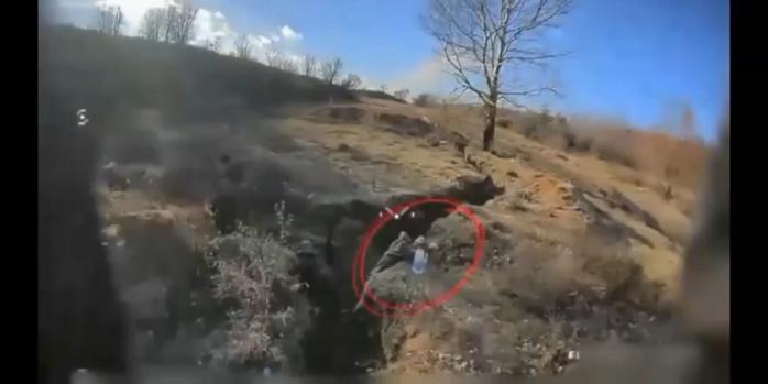 Момент удару FPV-дроном по рашисту, скріншот відео