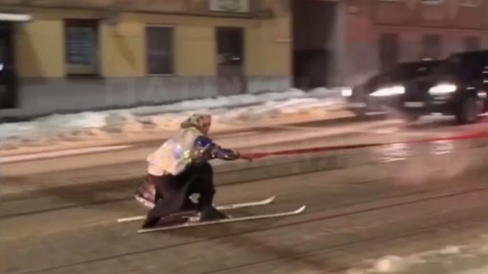 Переодетый в женщину мужчина катался на лыжах по улицам Львова — он был в розыске 
