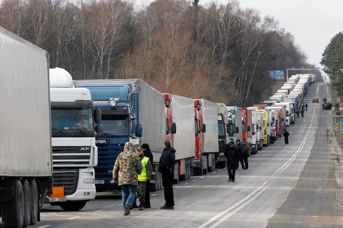 Украинцы нашли способ перевезти заблокированные фуры с польско-украинской границы 