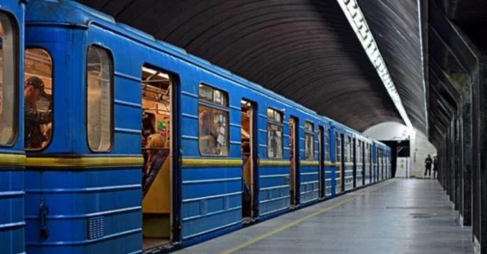 У Києві на ремонт через підтоплення раптово закрили шість станцій метро «синьої гілки». Фото: 
