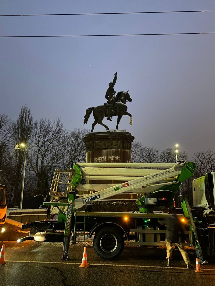 Пам'ятник Миколі Щорсу почали демонтувати у Києві. Фото: КМДА