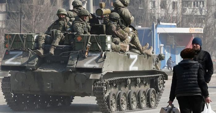 Армия россии массово расширяет оборонительные сооружения в Мариуполе. Фото: